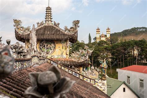 Temple Scene a Vivid Glimpse into 12th Century Vietnamese Spirituality and Architectural Finesse!